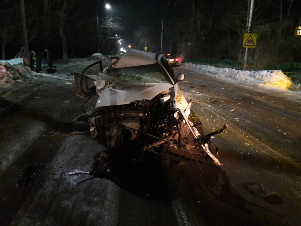 В Алтайском крае погиб таксист после столкновения с деревом