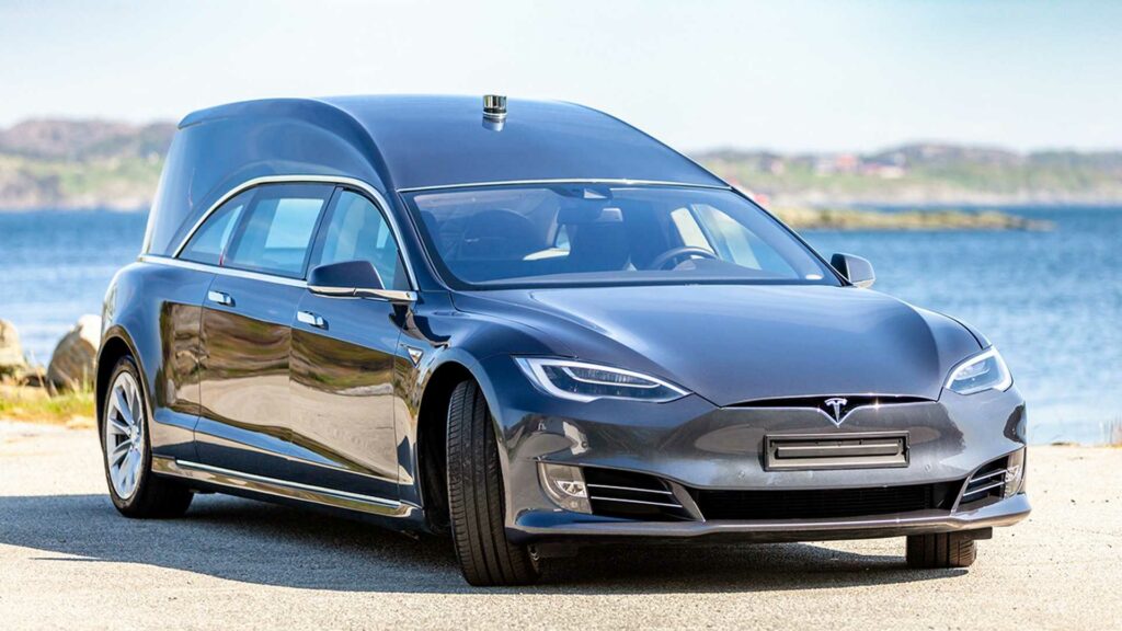 Роскошный катафалк Tesla Model S выставили на продажу 200 тыс. долларов