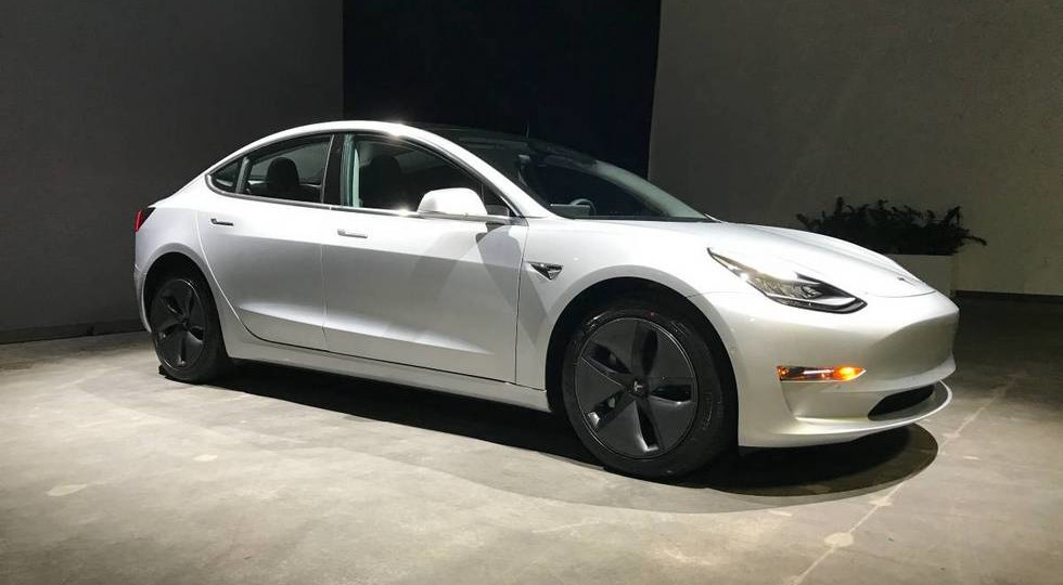 Tesla Model 3 с пробегом продают в четыре раза дороже новой