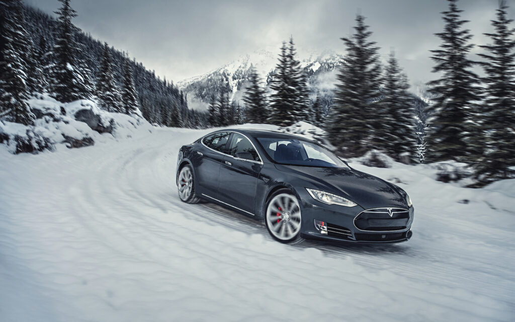 Все автомобили Tesla подготовят к эксплуатации в морозы
