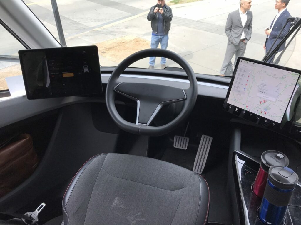 Появились первые фотографии салона электрической фуры Tesla Semi