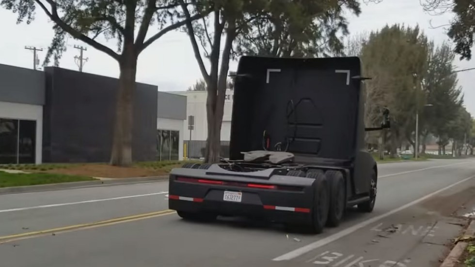 Электрический грузовик Tesla Semi показан на видео без камуфляжа