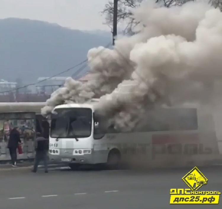 На остановке в Приморье горел пассажирский автобус с людьми