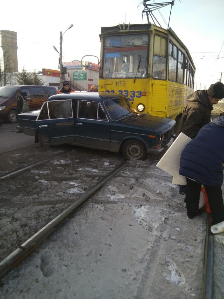 В Бийске трамвай врезался в оказавшиеся на рельсах «Жигули»
