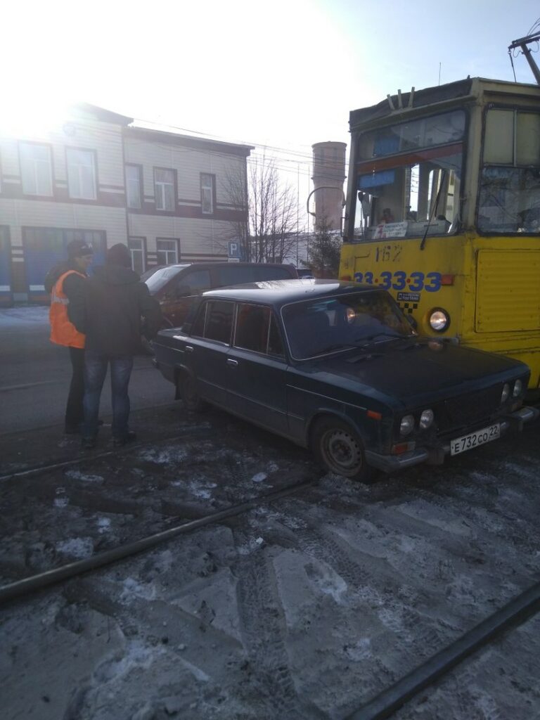 В Бийске трамвай врезался в оказавшиеся на рельсах «Жигули»