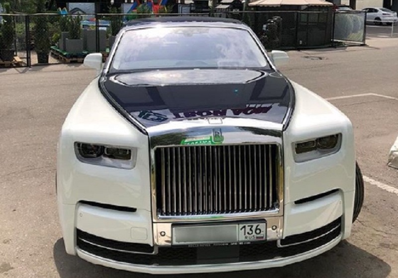 Rolls-Royce Phantom за 50 млн рублей заметили на парковке в Воронеже