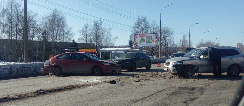 4 автомобиля столкнулись на Нехинской, улица встала в пробке