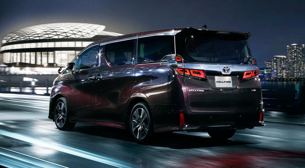 Обновлённый минивэн Toyota Alphard представлен официально