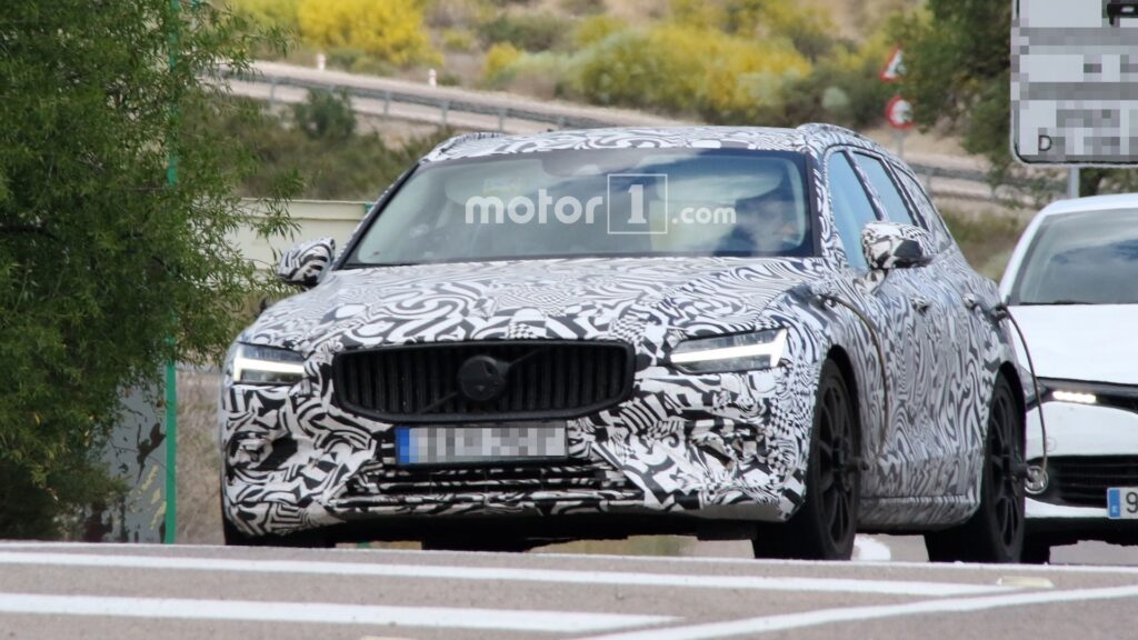 Новый универсал Volvo V60 заметили во время тестирования