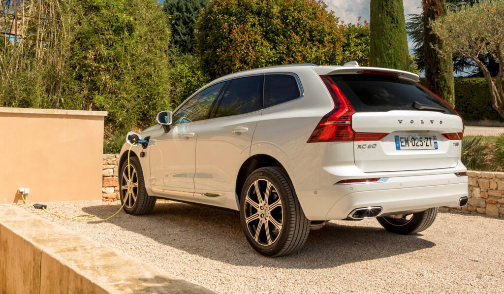 Volvo начала прием заказов на гибридный XC60 в России