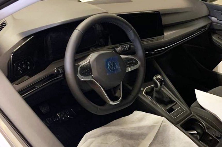 Серийный хэтчбек Volkswagen Golf сфотографировали на заводе