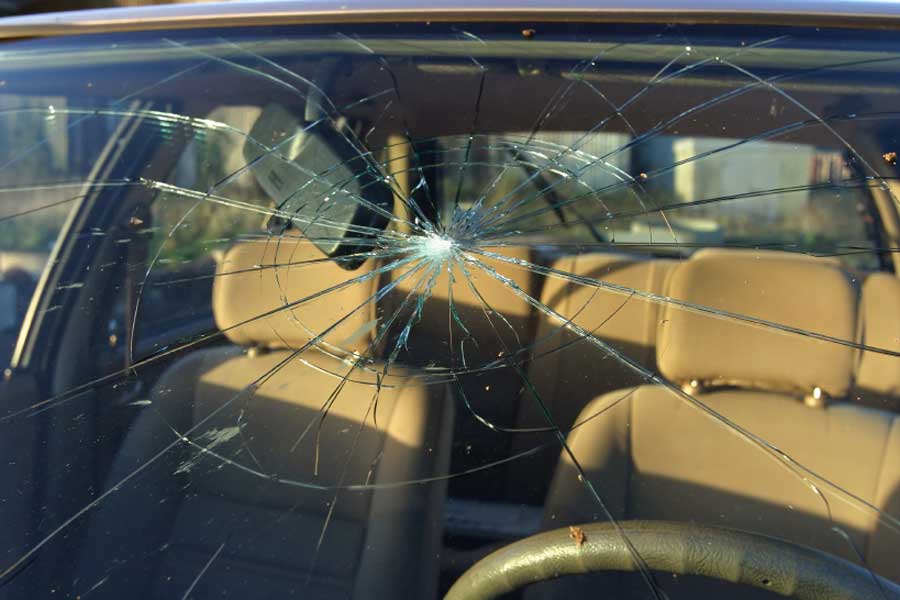 Что делать если автомобильное стекло треснуло?