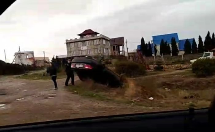 Иномарка перевернулась на крышу после ДТП в Севастополе