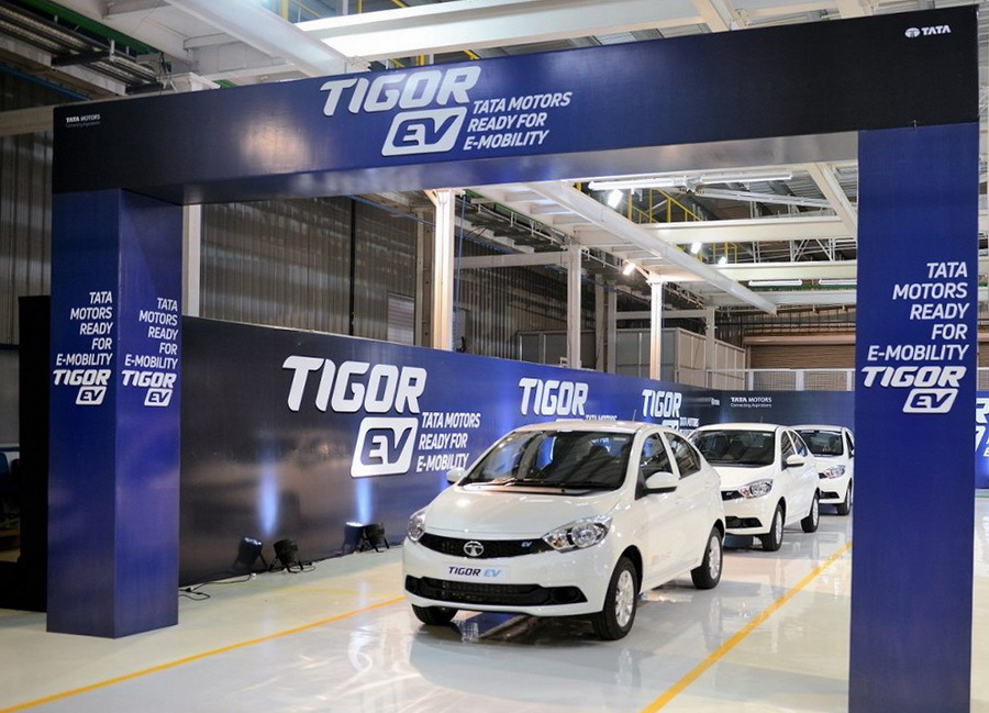 Чиновников из Индии пересадят на бюджетный электрокар Tata Tigor EV