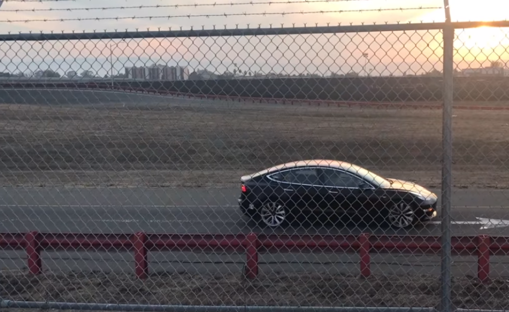 «Заряженная» Tesla Model 3 засветилась на шпионском видео