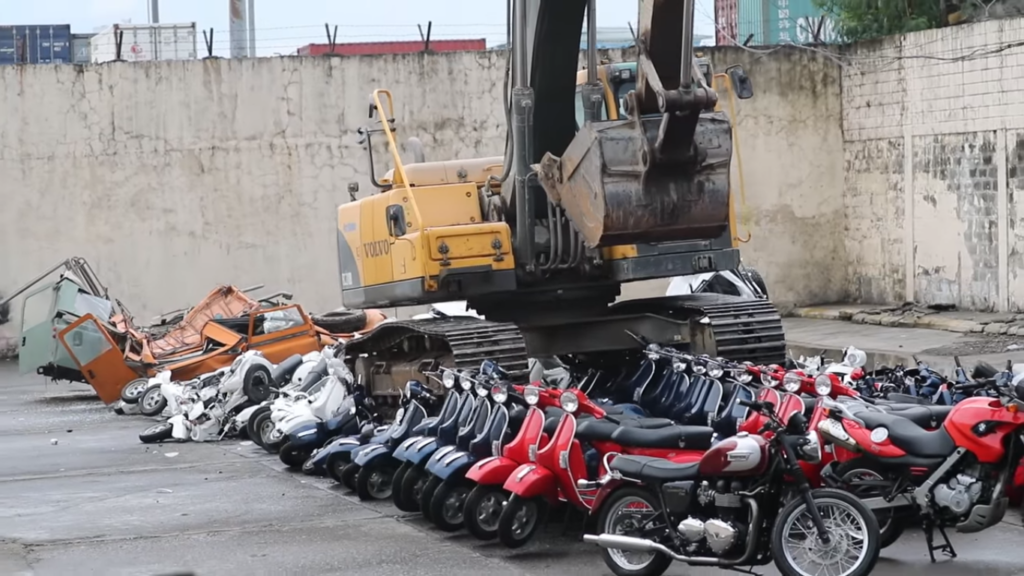 Более сотни мотоциклов и скутеров уничтожили на видео