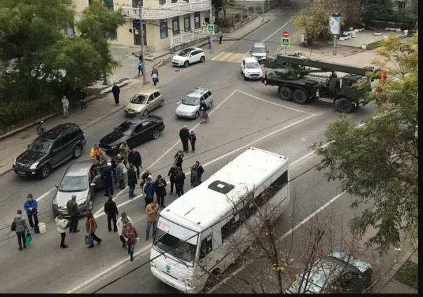 В центре Севастополя произошло ДТП автокрана и пассажирского автобуса