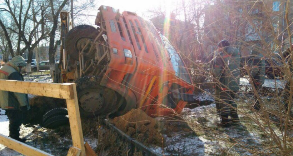В Рубцовске грузовик «КамАЗ» провалился под землю