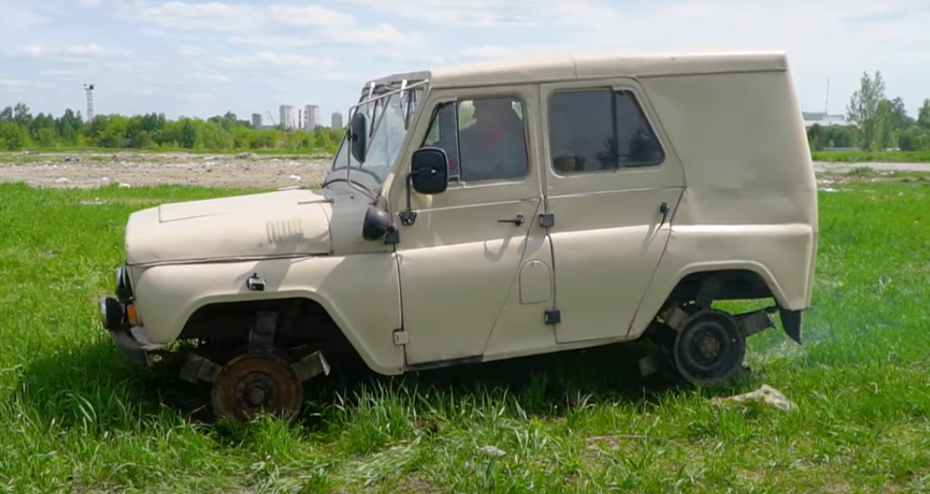 Умельцы установили на УАЗ колеса-культиваторы и показали его на видео