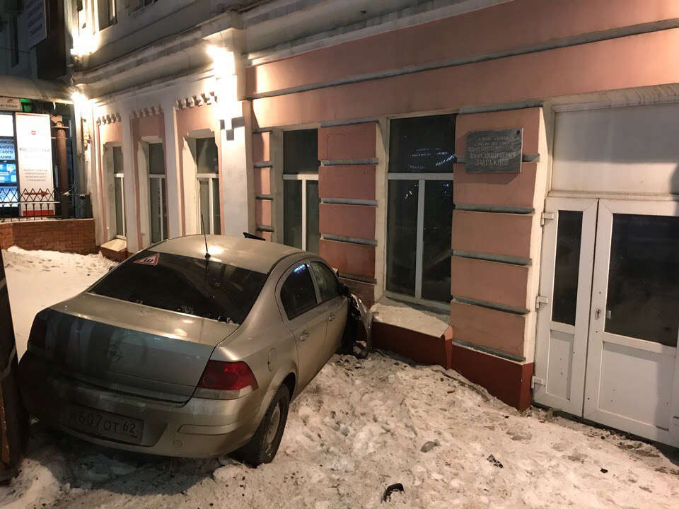 Иномарка разбилась о здание вуза‍ в Рязани