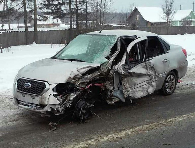 Водитель иномарки пострадал в Вологодском районе в аварии с КамАЗом