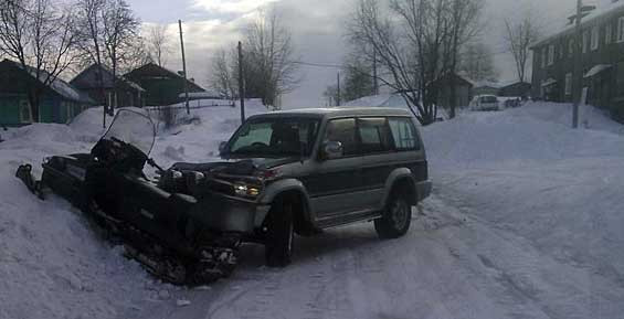 Мужчина пострадал на Камчатке в жестком ДТП внедорожника и снегохода