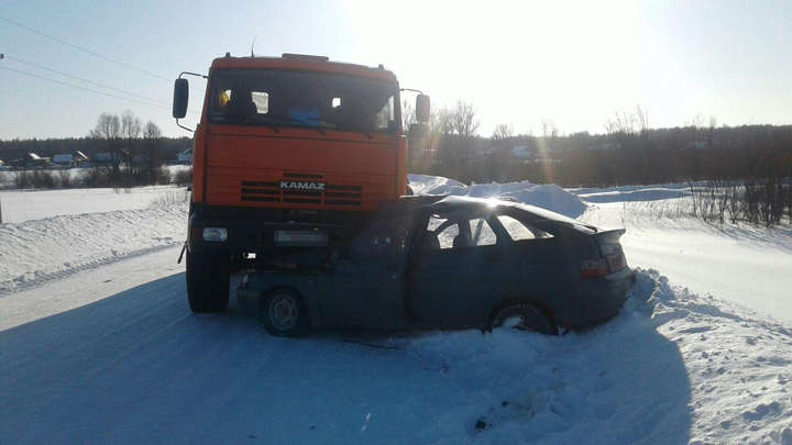 Двое пострадали в жутком ДТП легковушки и "КамАЗа" в Башкирии
