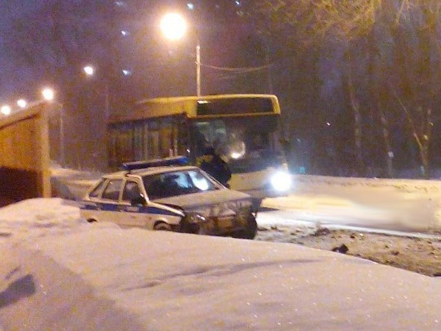 Автомобиль полиции протаранил автобус в Перми