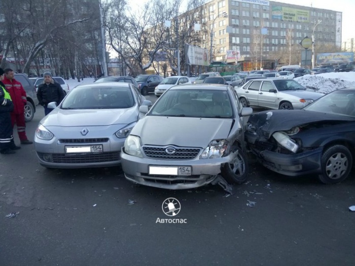 Три автомобиля столкнулись в Новосибирске перед Октябрьским мостом