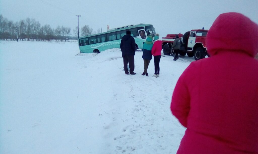 Cлетел с трассы в Алтайском крае‍ пассажирский автобус