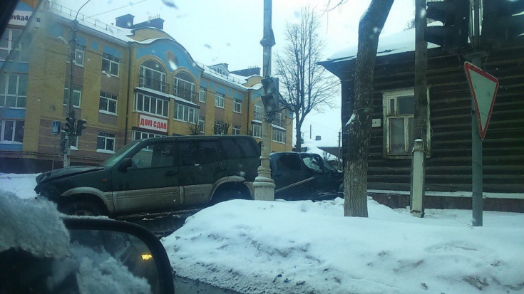 После ДТП в Костроме «Renault Logan» врезался в стену частного дома