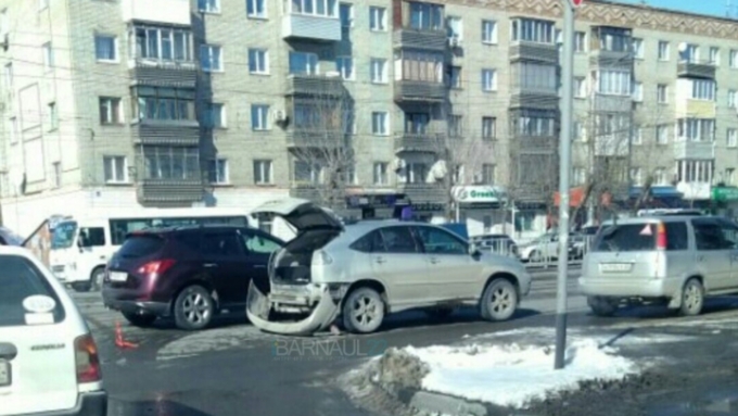 В результате ДТП в центре Барнаула кроссовер остался без бампера