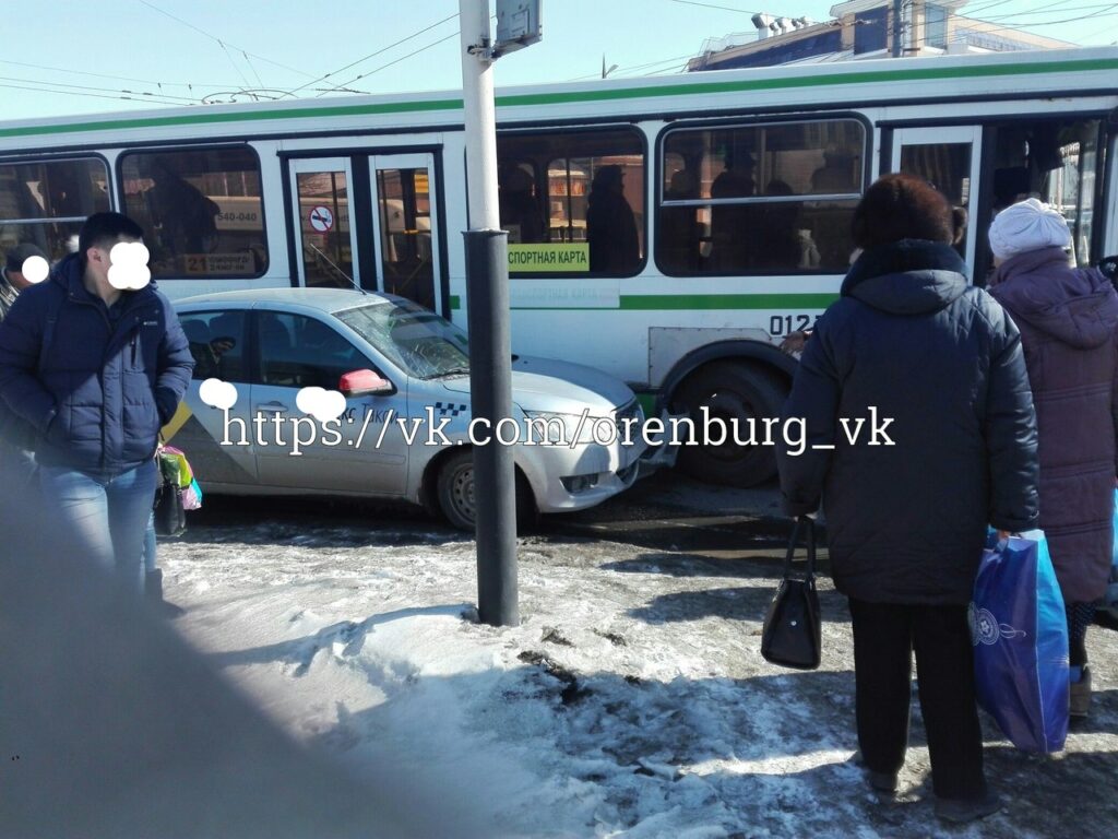 21 автобус протаранил такси в центре Оренбурга