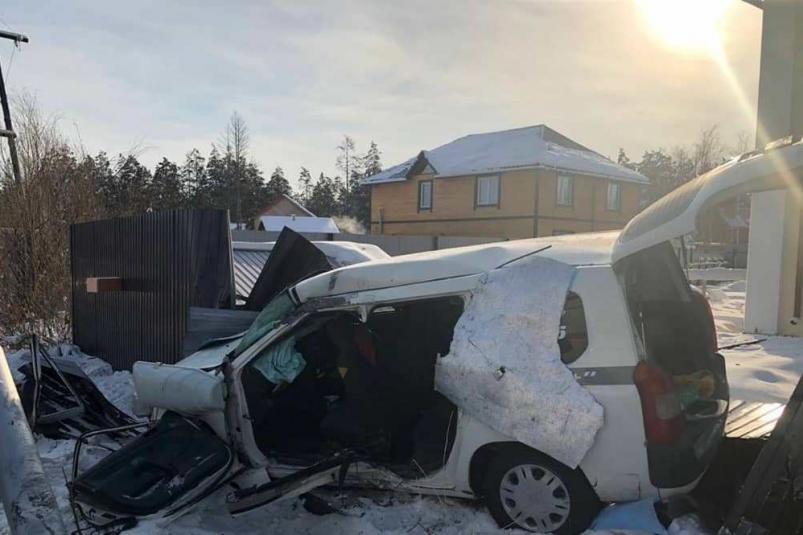 Автомобиль разбился всмятку в Якутске, пострадали двое