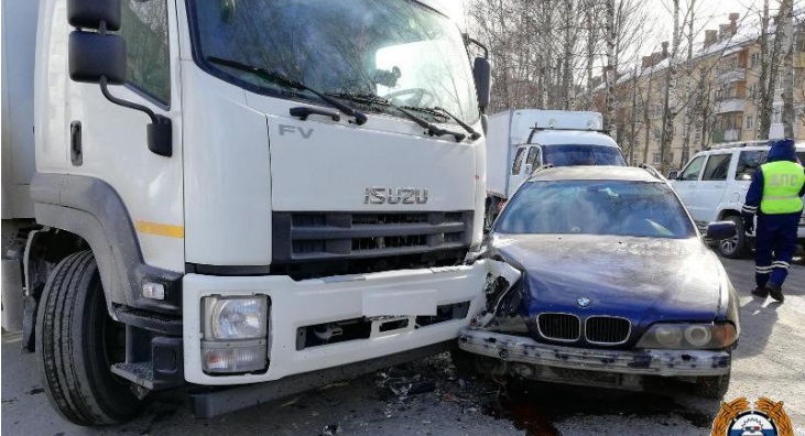 В Йошкар-Оле грузовик протаранил BMW, двое в больнице