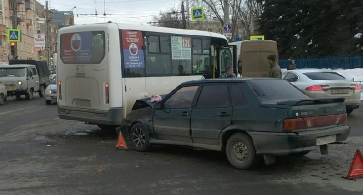 Молодой водитель протаранил автобус на перекрестке Ленина и Громобоя в Иванове