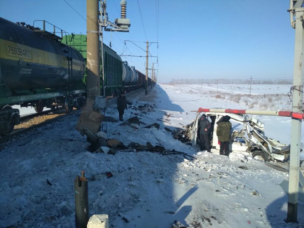 В Алтайском крае‍ грузовой поезд жестко протаранил «Газель»