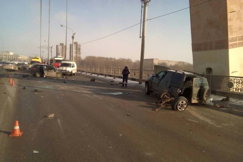 Жуткое лобовое ДТП на Октябрьском мосту, пострадали три человека‍