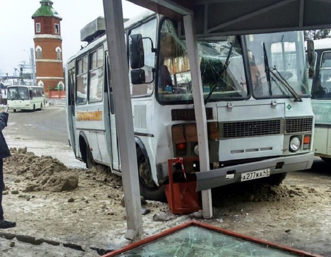 Гололед в Кургане: ПАЗ разбил автобусную остановку‍