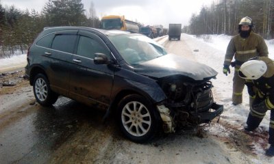 На трассе в Ленобласти водитель X-Trail вырулил навстречу «КАМАЗу» и тяжело пострадал