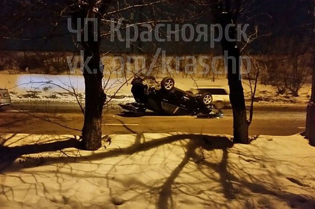 Внедорожник перевернулся на крышу на правобережье Красноярска сегодня ночью