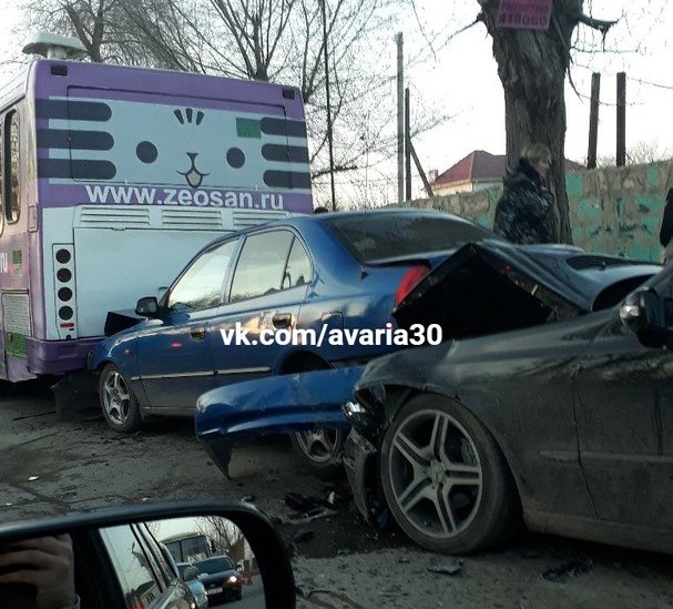 Тройное ДТП с участием рейсового автобуса произошло в Астрахани