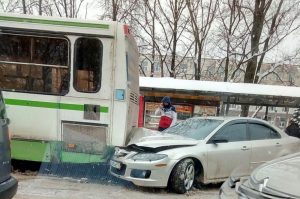 В Великом Новгороде «Мазда» жестко протаранила пассажирский автобус