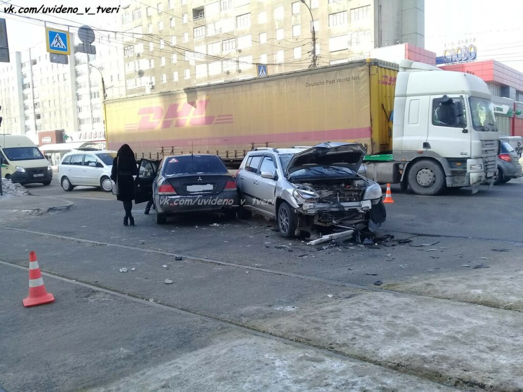 Два автомобиля жестко столкнулись на перекрестке в Твери