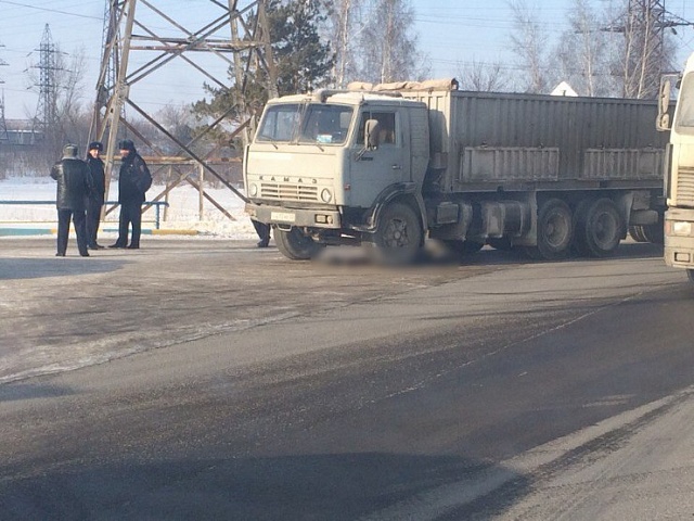 Насмерть сбил пешехода водитель КамАЗа в Барнауле