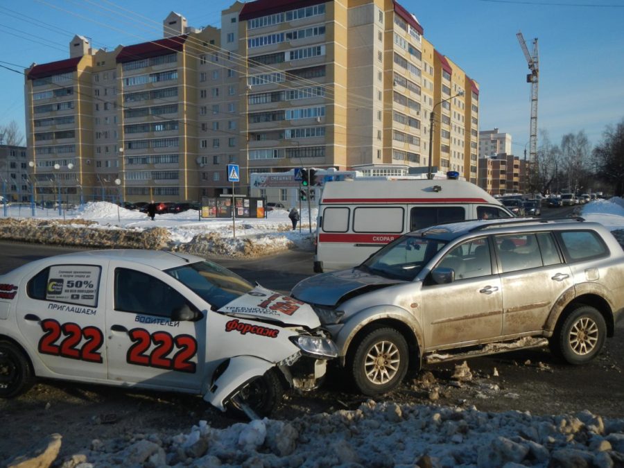 Водитель Mitsubishi Pajero протаранил такси в Костроме