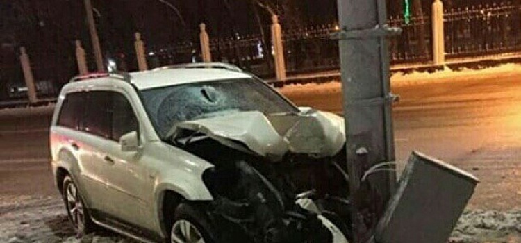 Автоледи жестко "обняла" фонарный столб на Театральной площади в Ростове