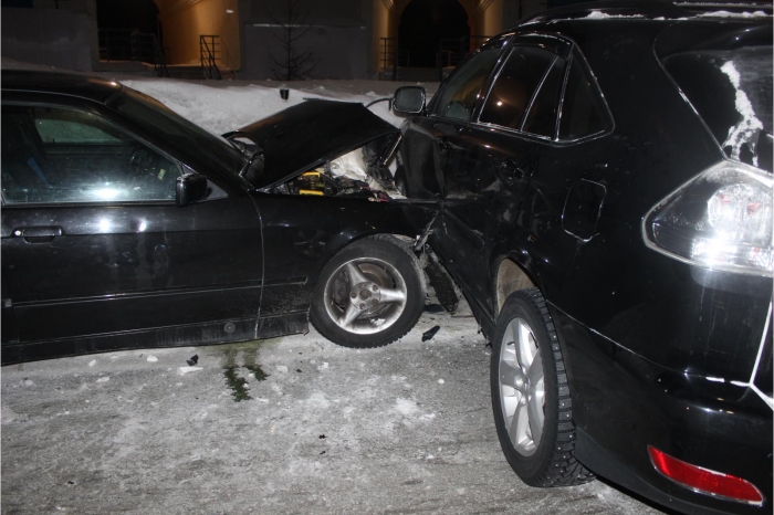 Автоледи на «BMW» в Салехарде на встречке жестко врезалась в «Lexus»‍