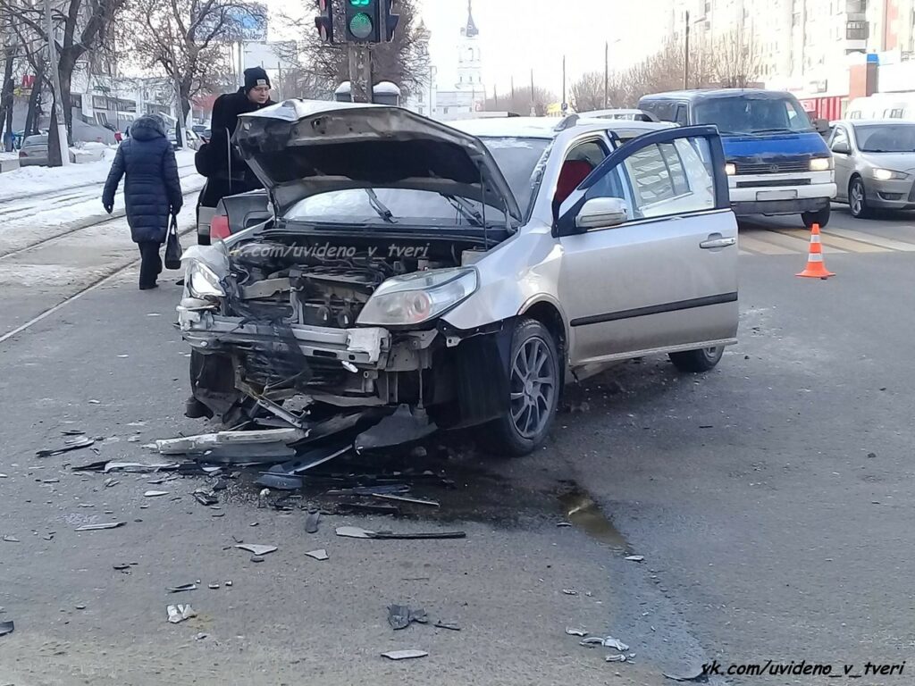 Два автомобиля жестко столкнулись на перекрестке в Твери