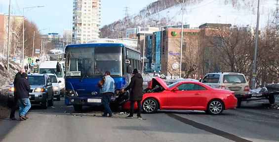 Красный «Лексус» жестко врезался в пассажирский автобус в столице Камчатки